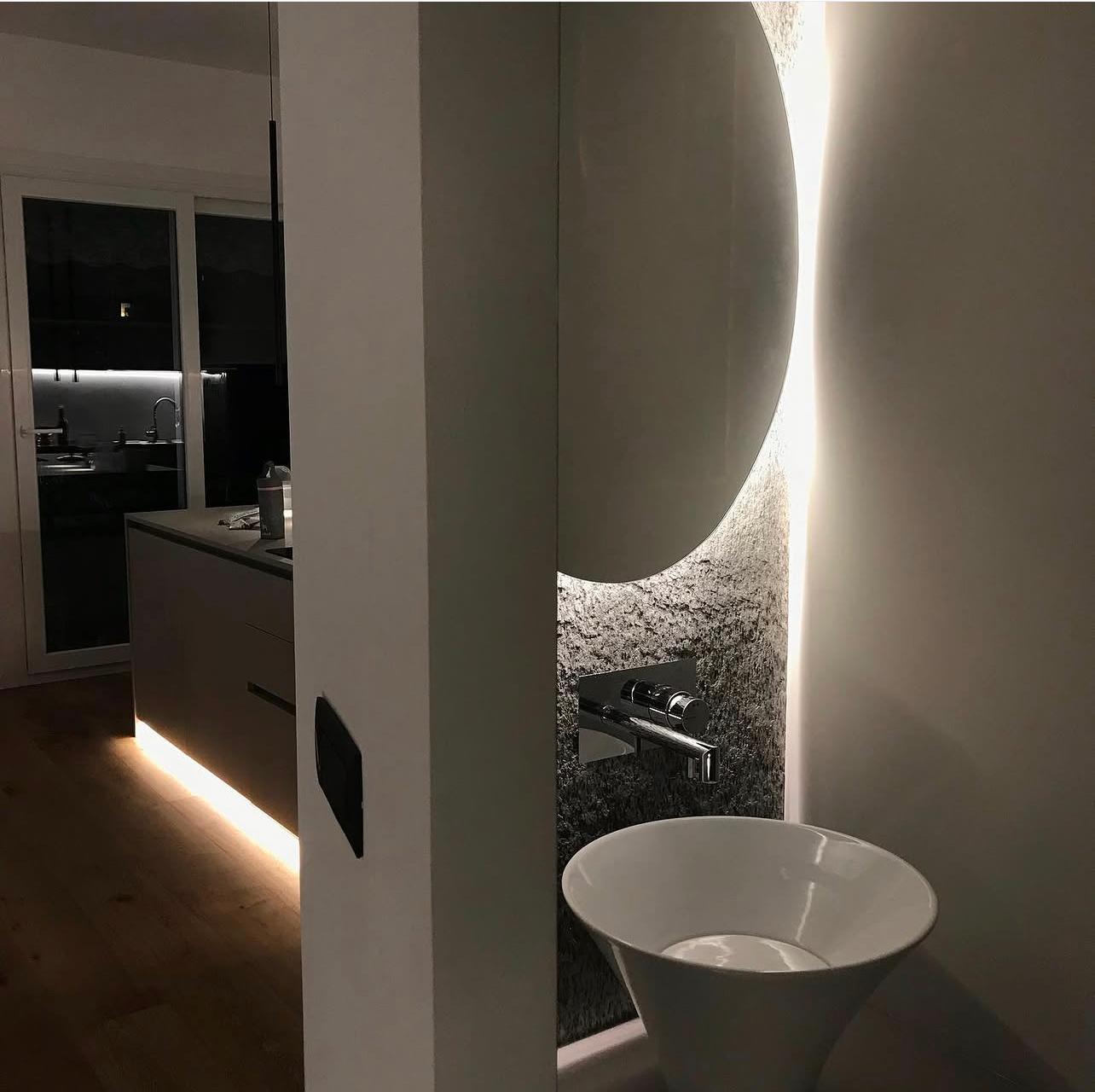 Dettaglio bagno con specchio rotondo retroilluminato