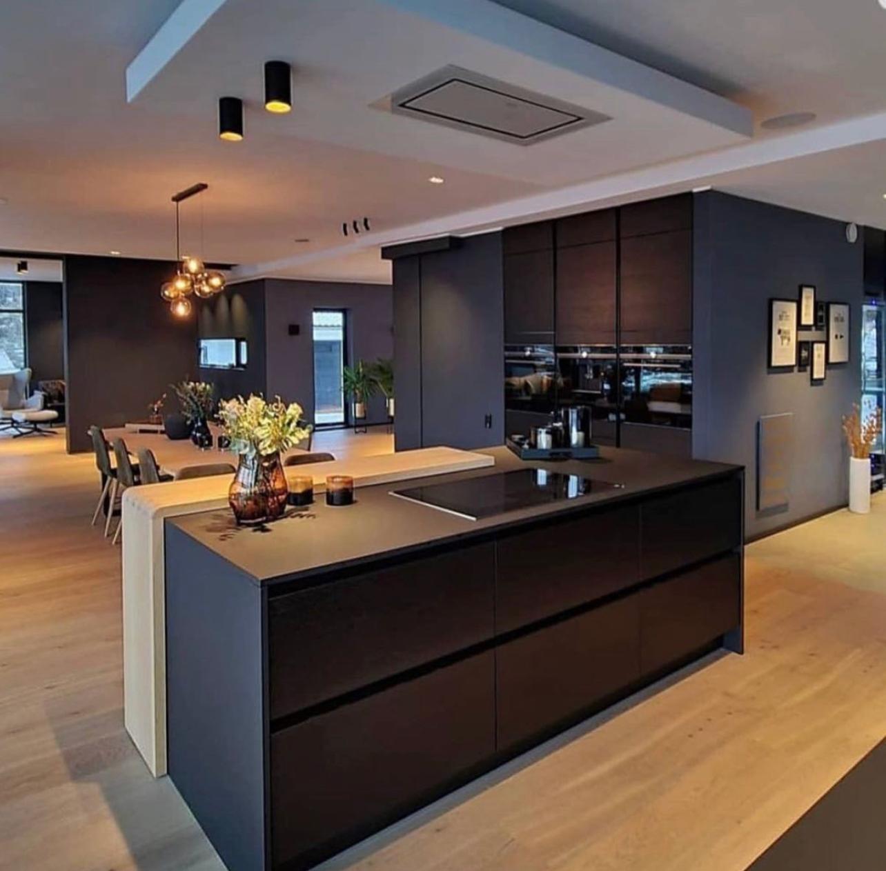 Cucina open space blu notte con isola centrale e living a vista
